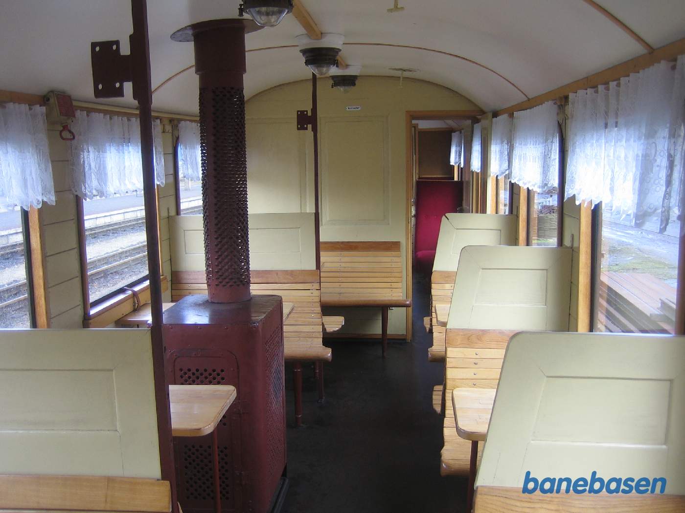 Billede inde i en 2. - 3.klasses vogn, her varmeovnen