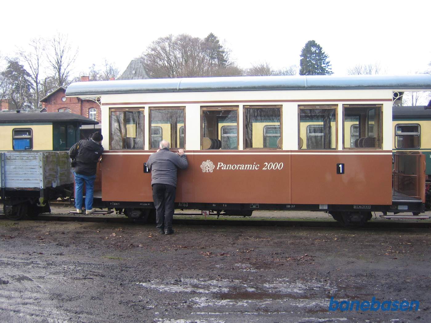 2 turister kigger ind i en 1.klasses panoramic 2000 vogn