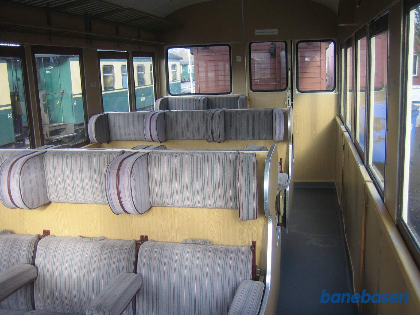 Billede gennem vinduet ind i en 1.klasses panoramic 2000 vogn