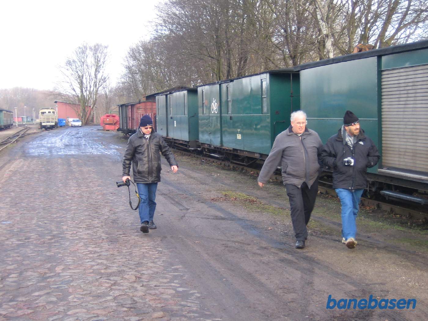 3 turister går langs en vognstamme på læssevejen