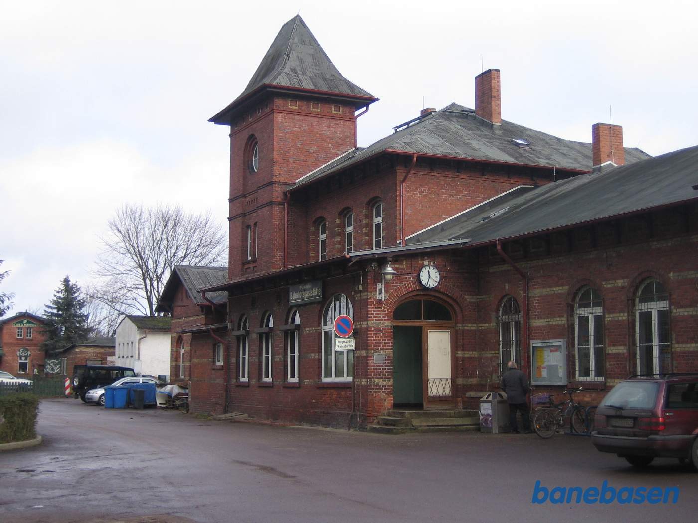Stationsbygningen set fra vejen