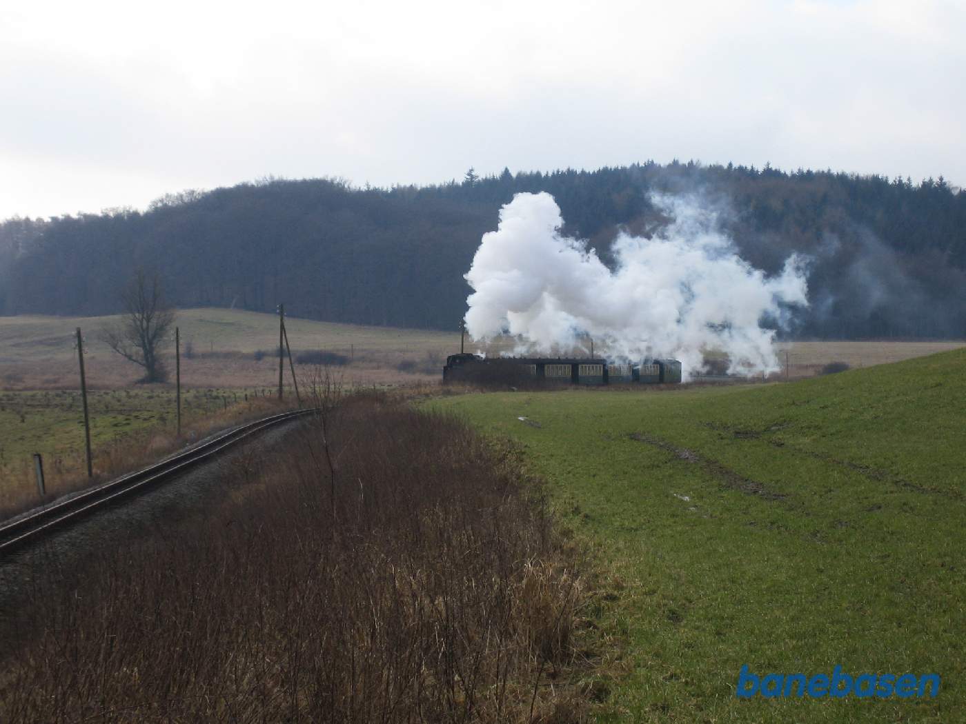 Persontoget er på vej over markerne i mod trinbrættet Serams