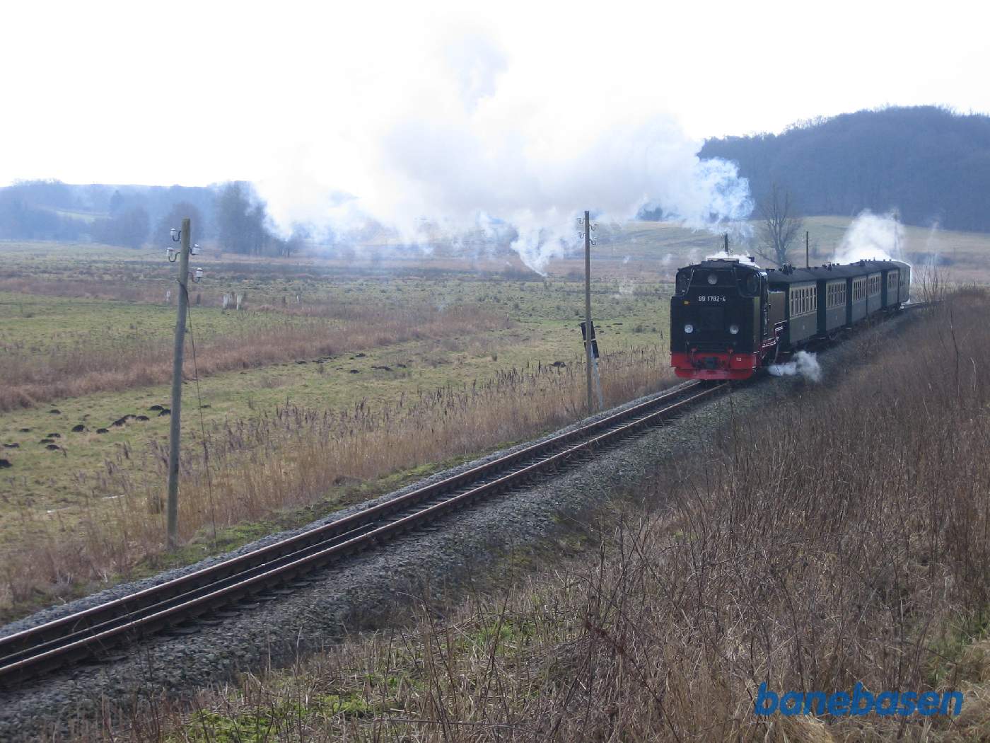 Persontoget er på vej over markerne i mod trinbrættet Serams