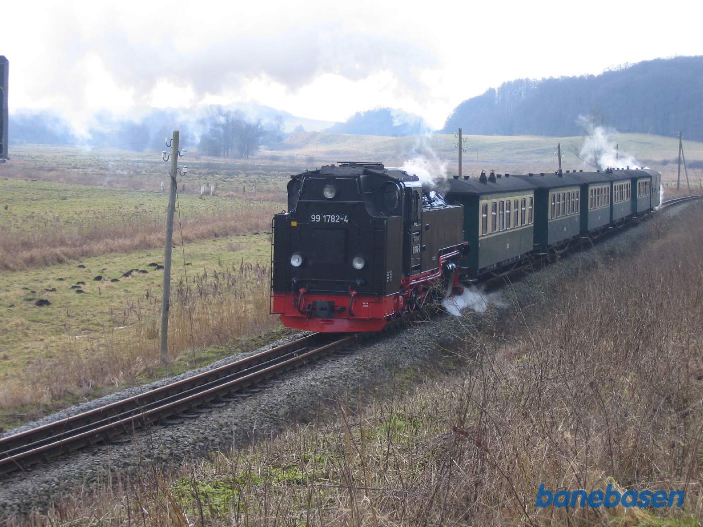 Persontoget er på vej over markerne i mod trinbrættet Serams