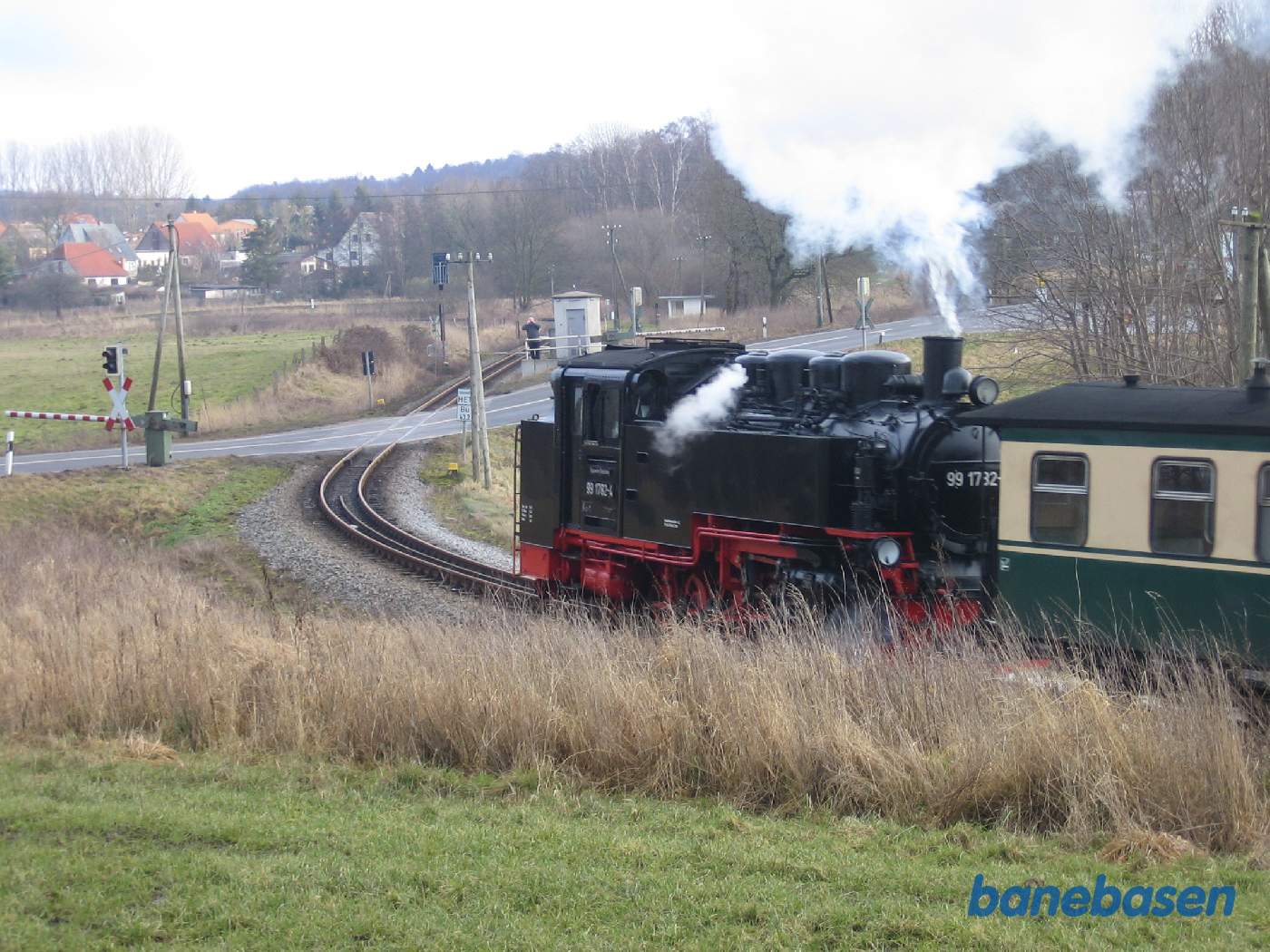 Trinbrættet ligger på den anden side af vejen