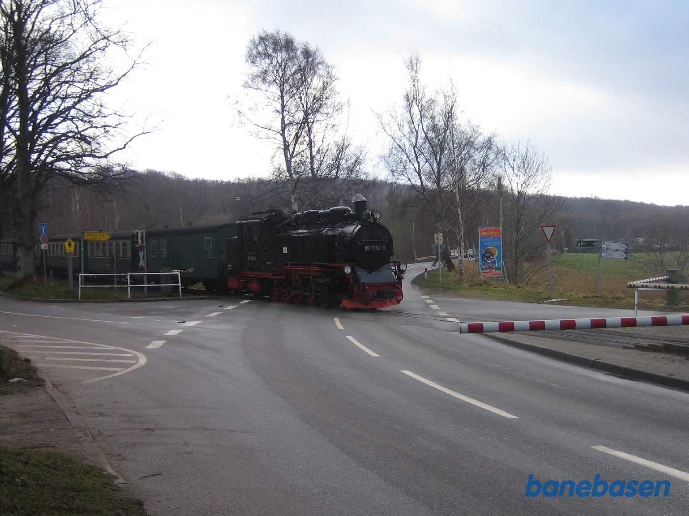 Damptoget krydser vejen lige før Binz Ost