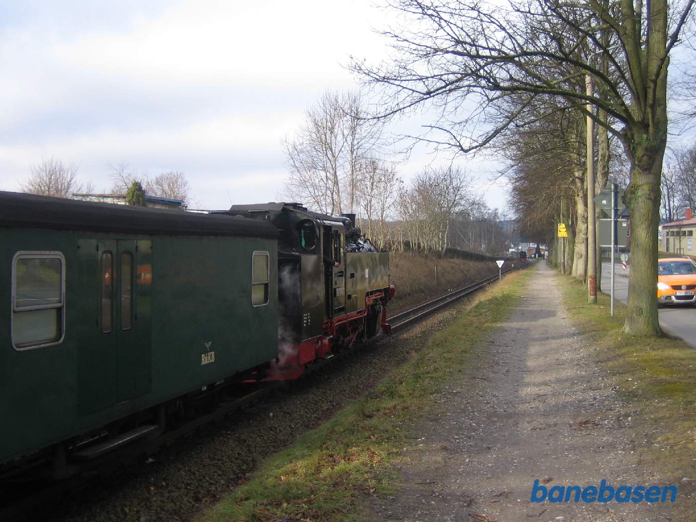 Ude i horisonten ses et modkørende tog, som damptoget skal ned og krydse med