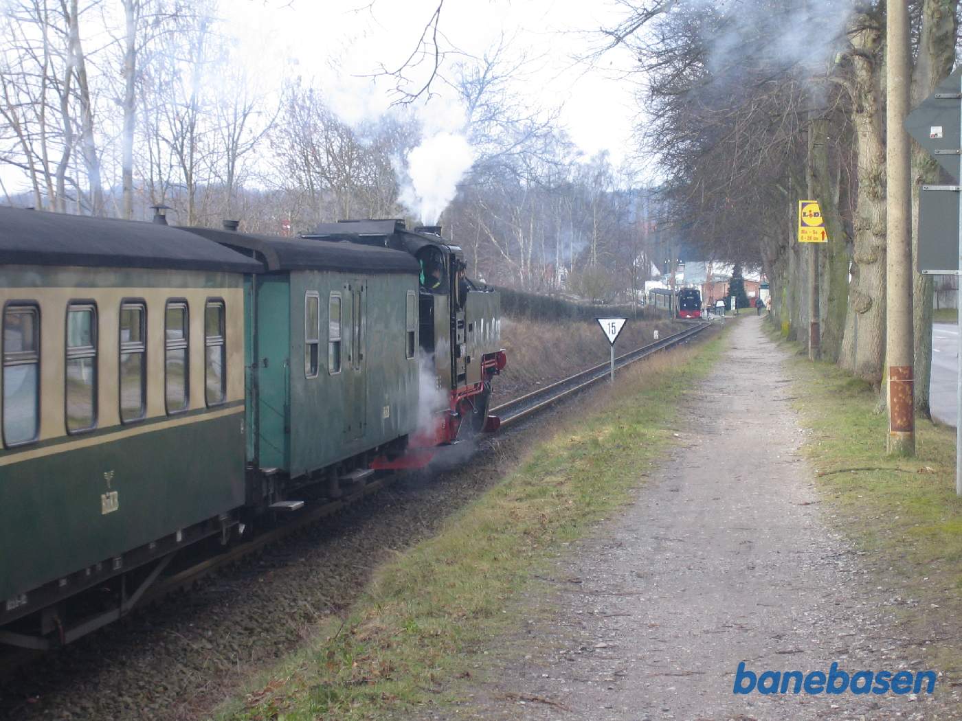 Ude i horisonten ses et modkørende tog, som damptoget skal ned og krydse med