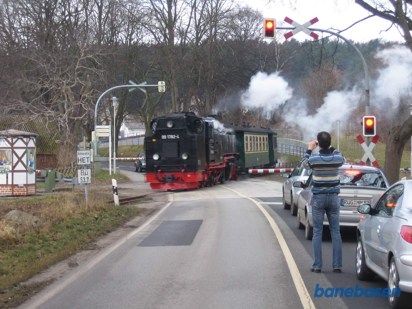 Damptoget er på vej ind mod Sellin Ost, hvor det krydser den brede landevej