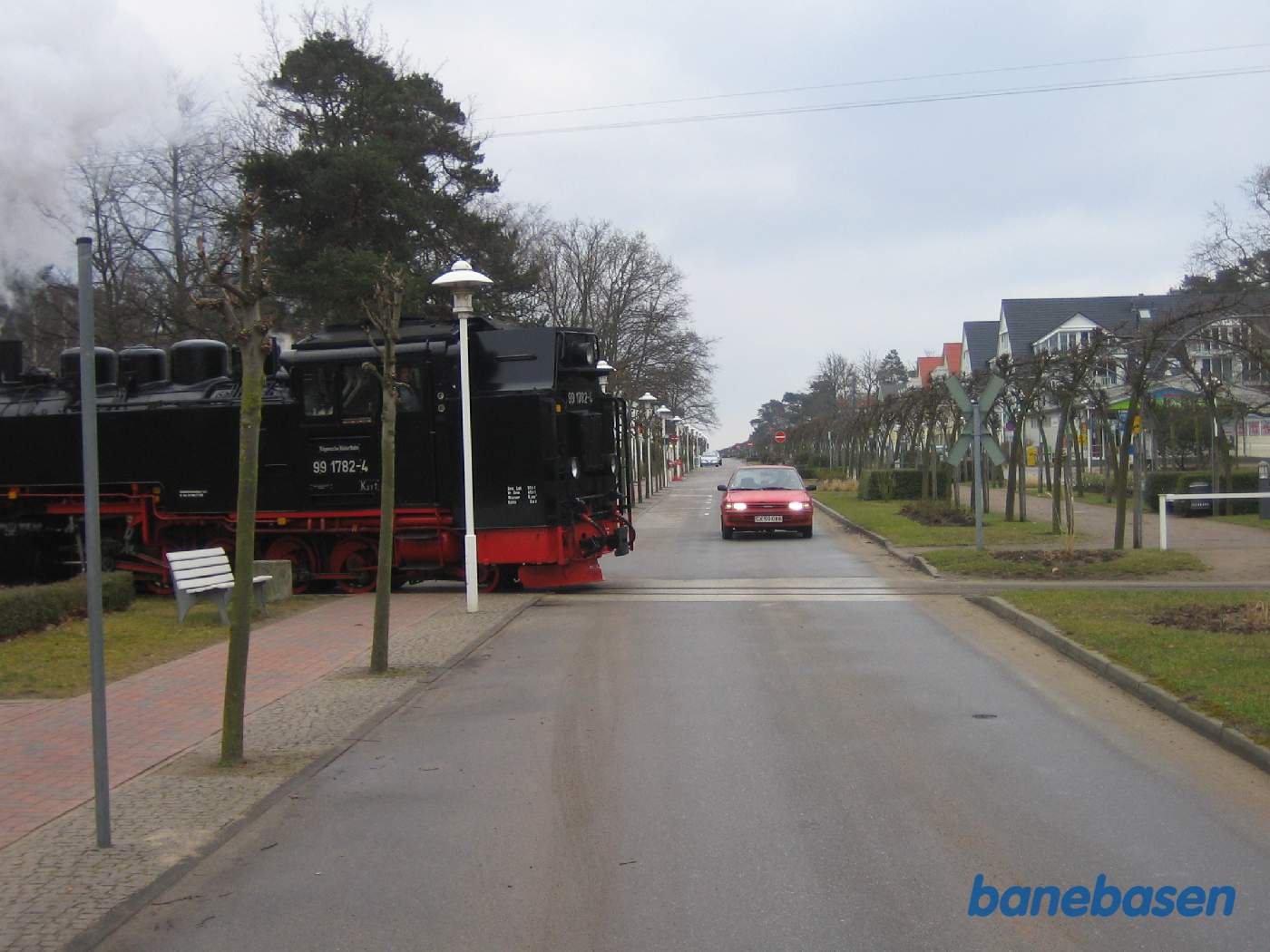 Toget krydser Strand Strasse i Baabe