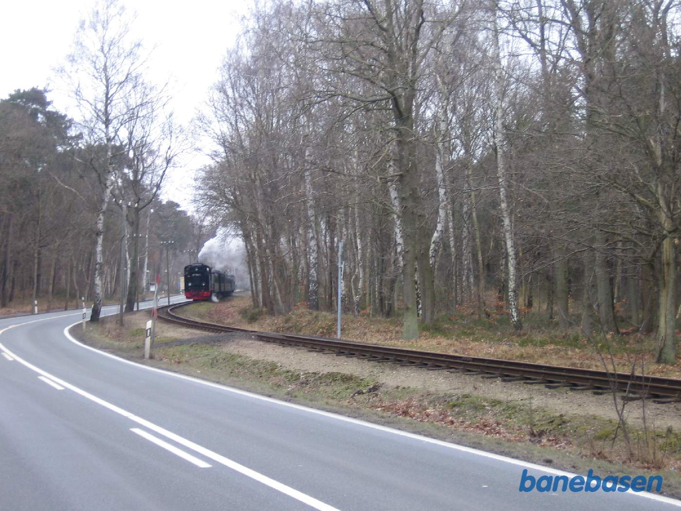 Efter Baabe løber banen og vejen parallelt gennem skoven