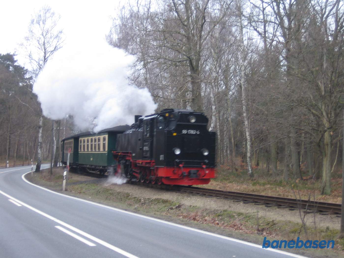 Efter Baabe løber banen og vejen parallelt gennem skoven