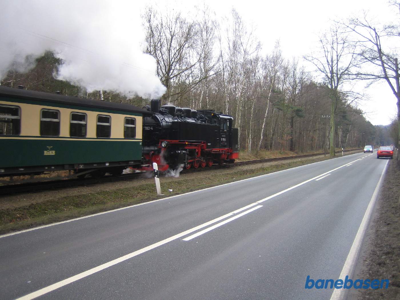 Efter Baabe løber banen og vejen parallelt gennem skoven