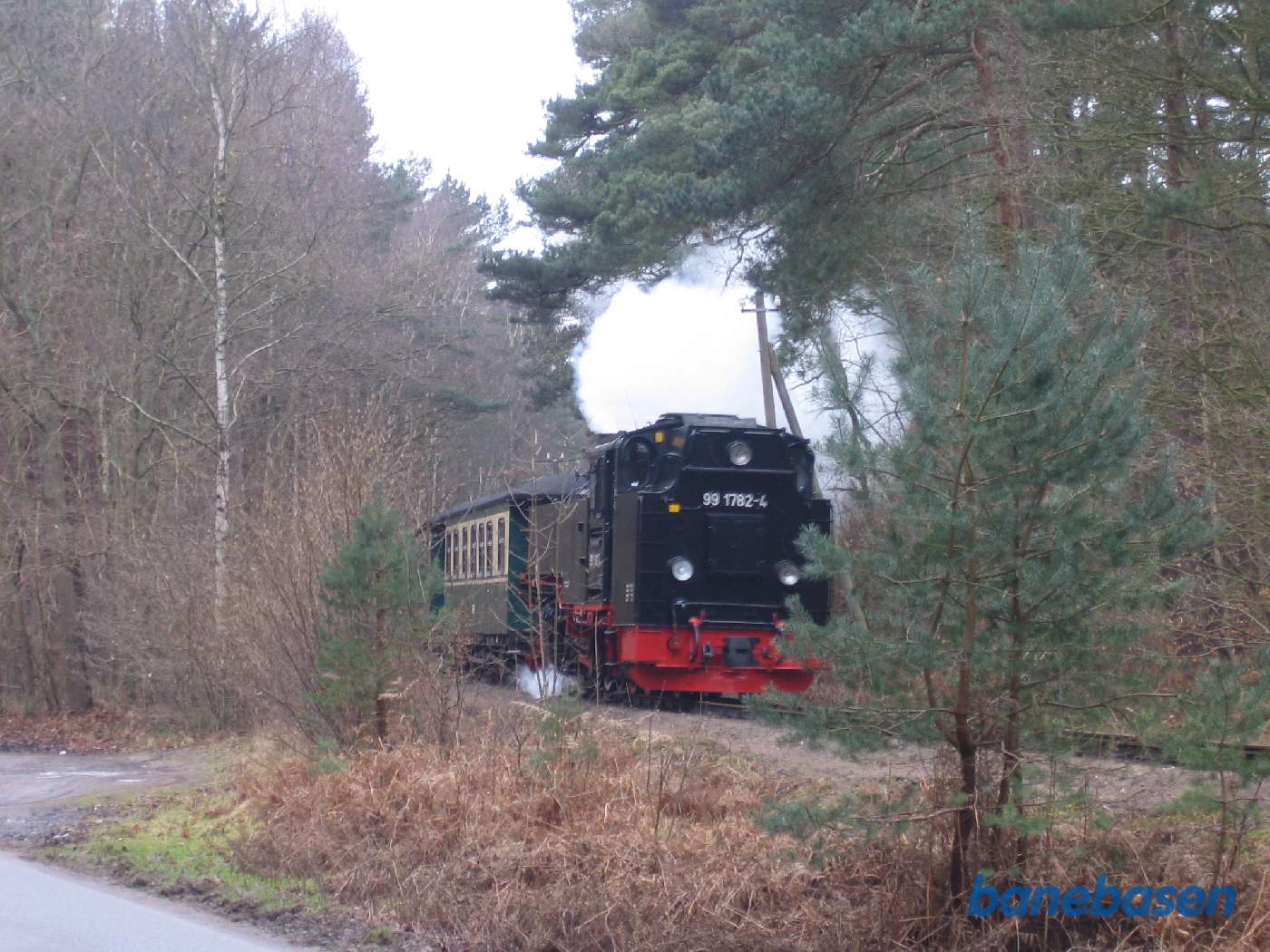 Efter Baabe løber banen og vejen parallelt gennem skoven