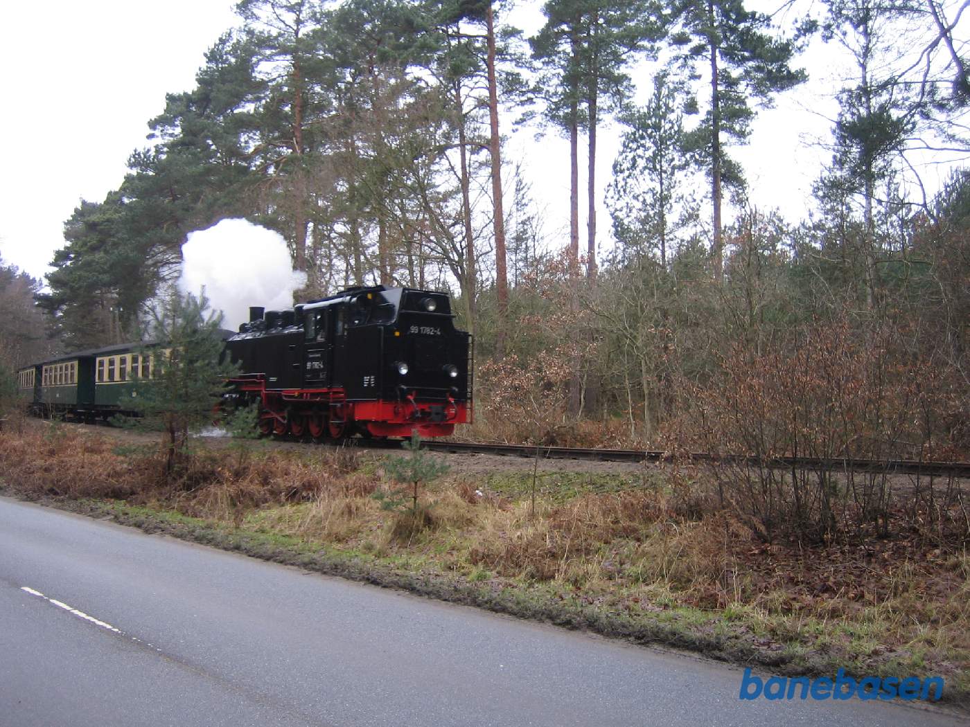 Efter Baabe løber banen og vejen parallelt gennem skoven
