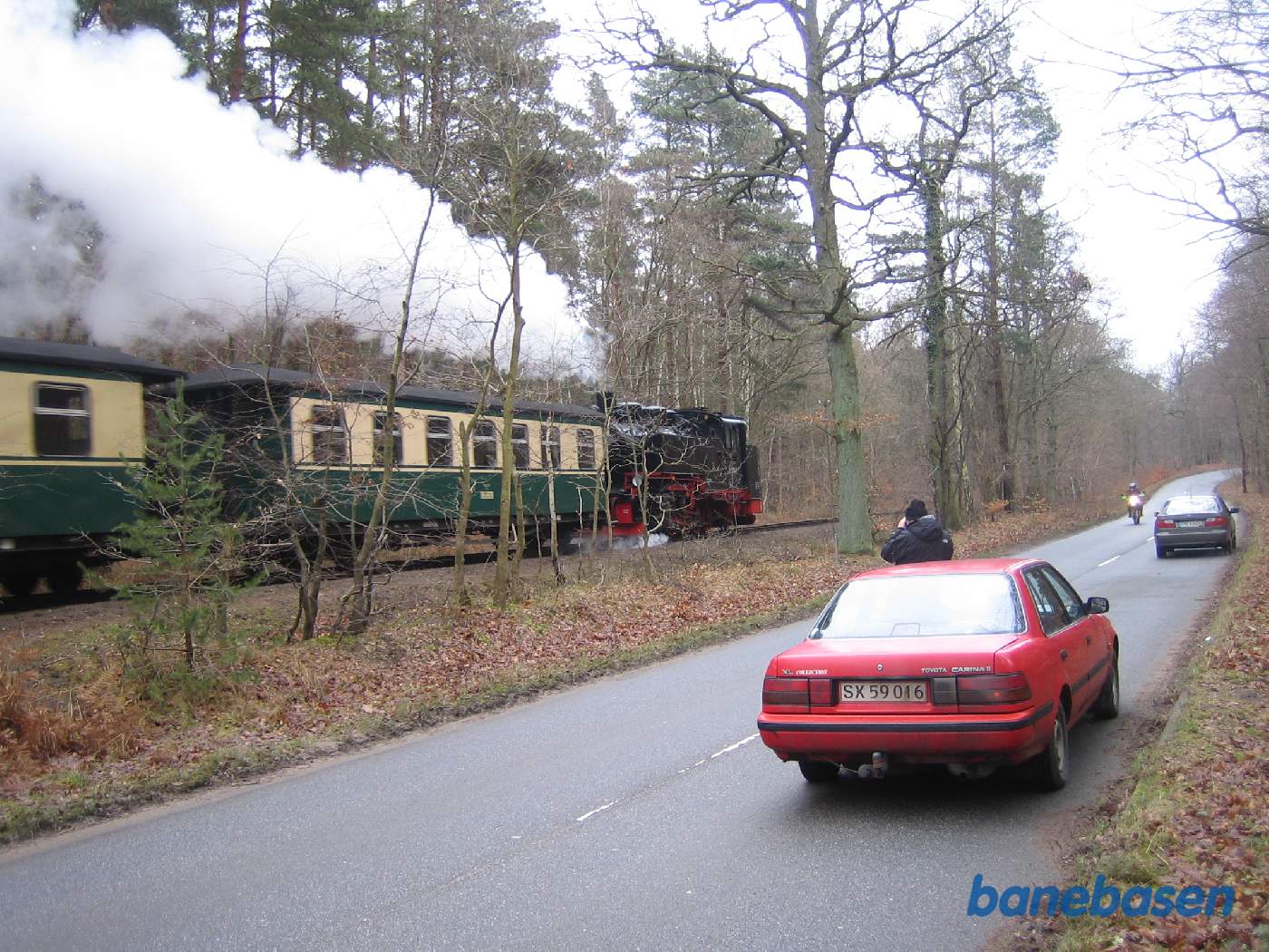 Efter Baabe løber banen og vejen parallelt gennem skoven