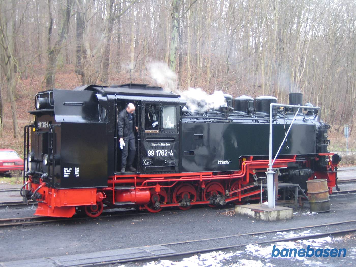 Damplokomotivet er standset ud for vandkranen