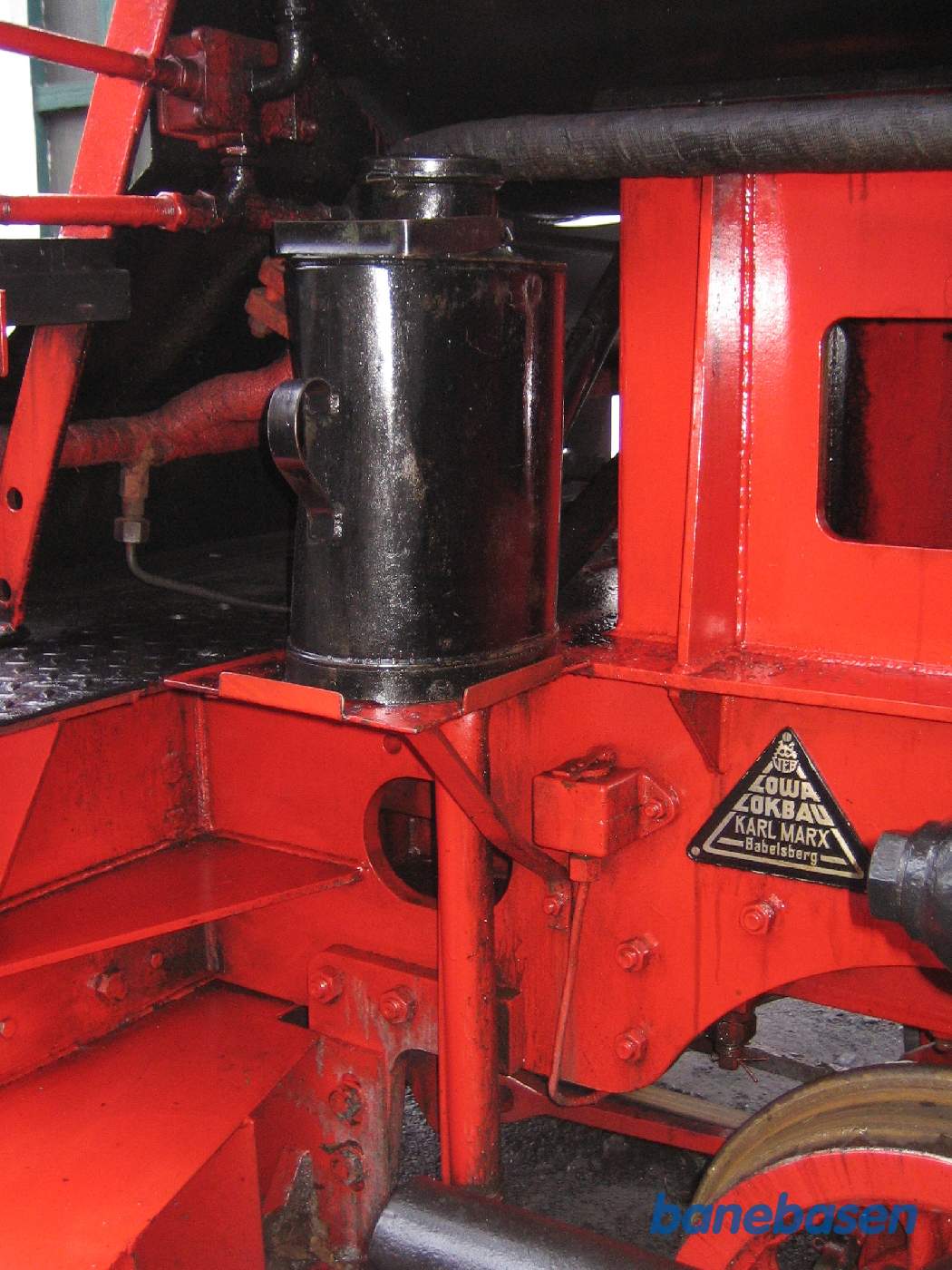 En smøreoliekande står ude i fronten af lokomotivet