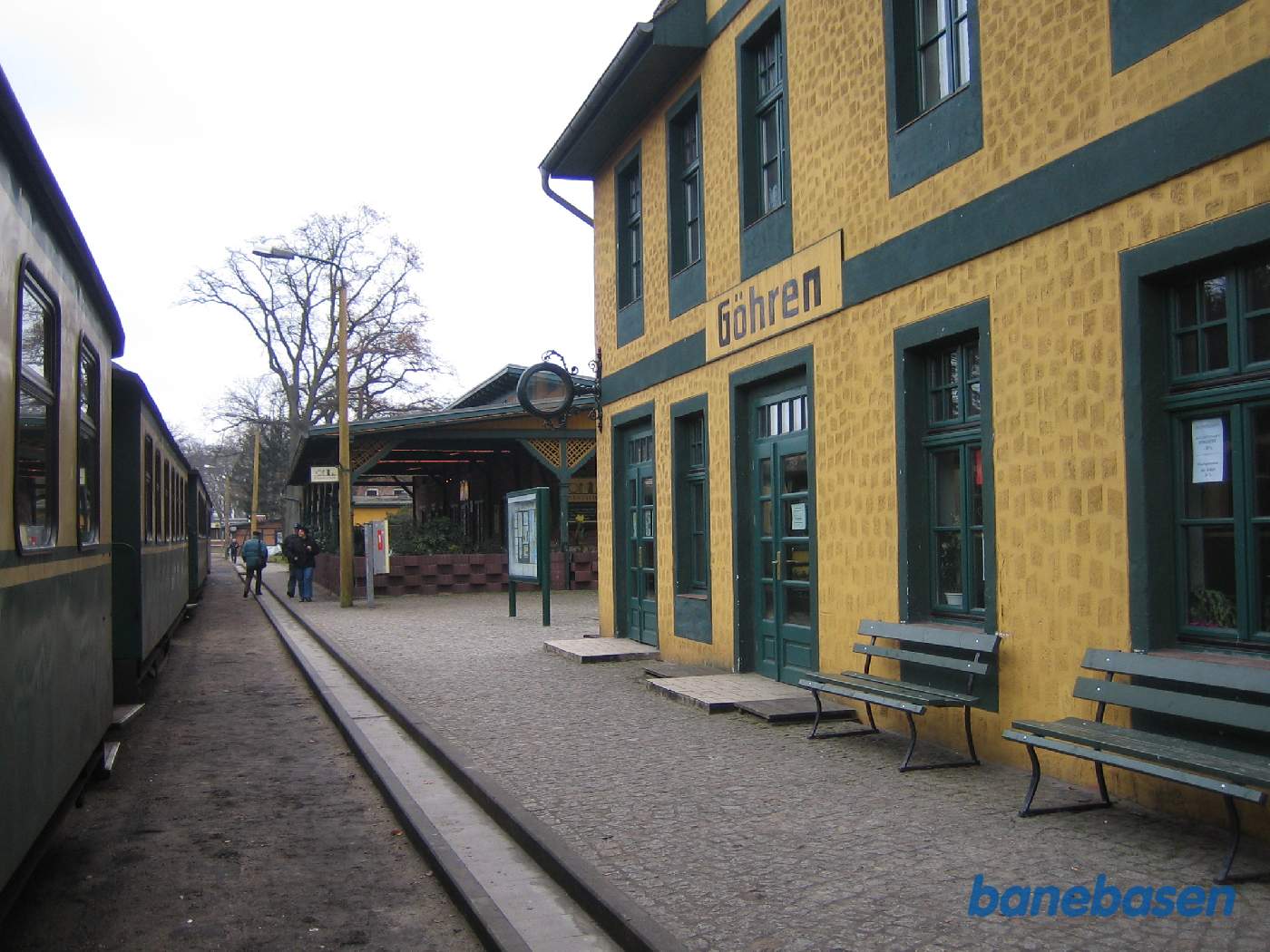 Stationsbygningen til højre og toiletbygningen bagved