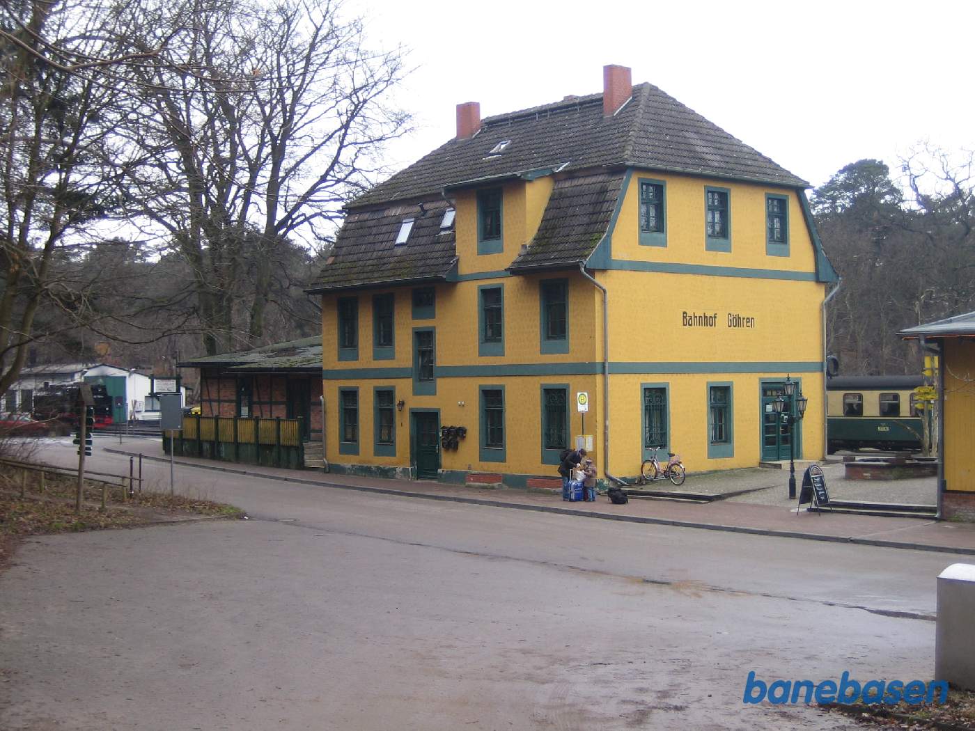 Stationsbygningen set fra vejen