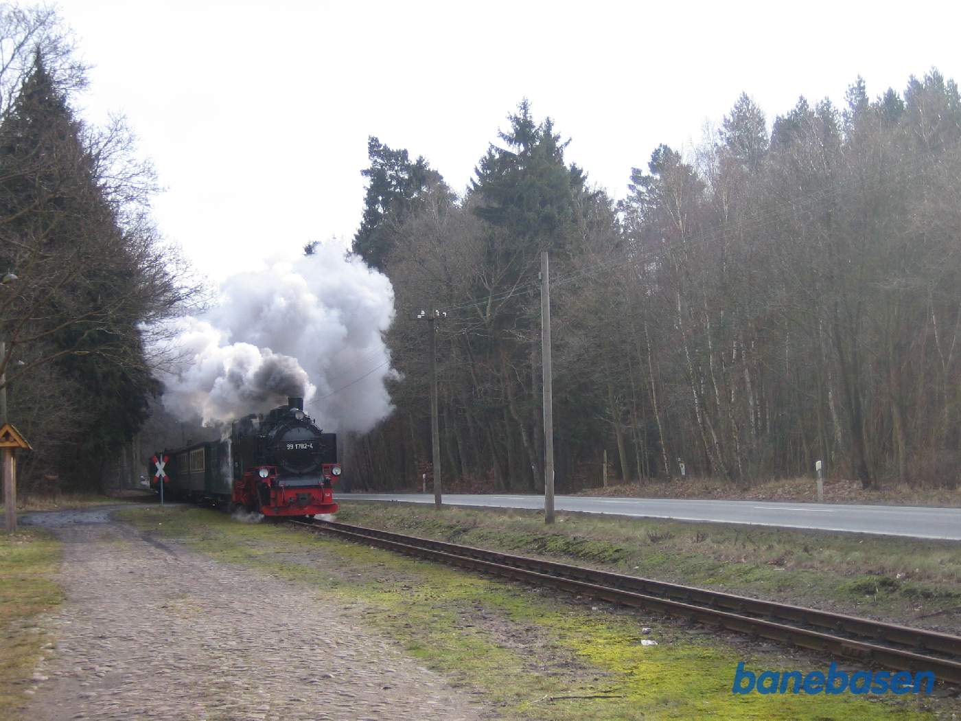 Göhren og Baabe løber banen og vejen parallelt gennem skoven