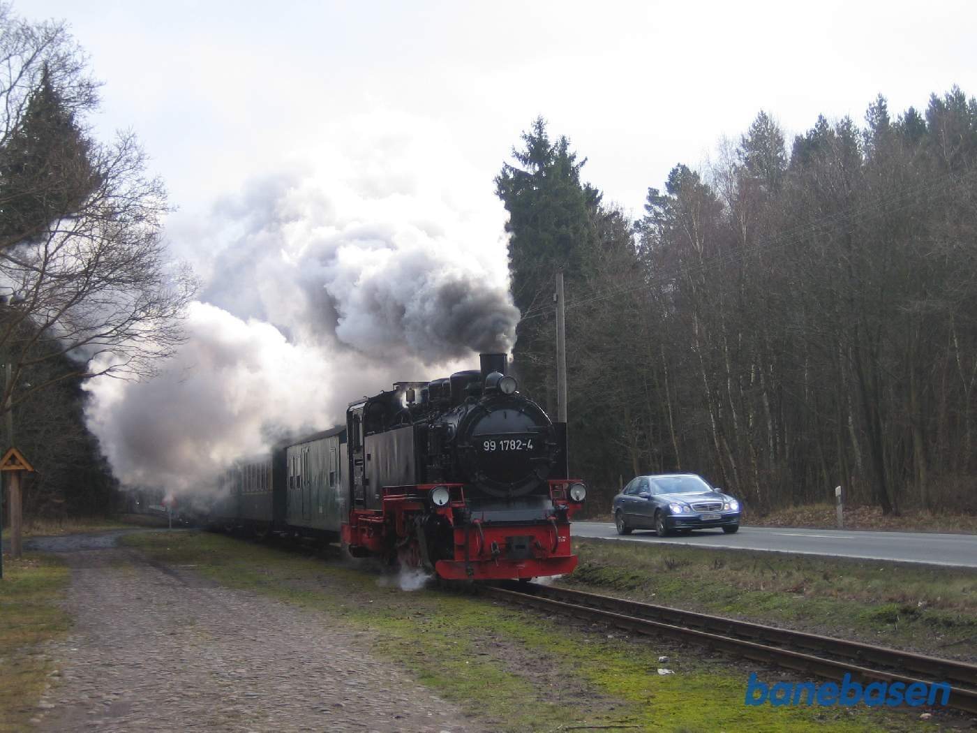 Göhren og Baabe løber banen og vejen parallelt gennem skoven