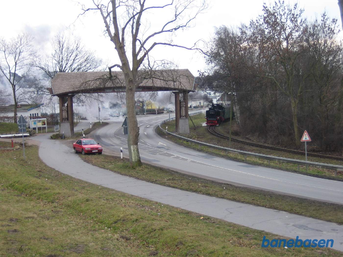 Damptoget på vej ud af Baabe i retning mod Putbus. Lige efter stationen passerer toget "byporten".