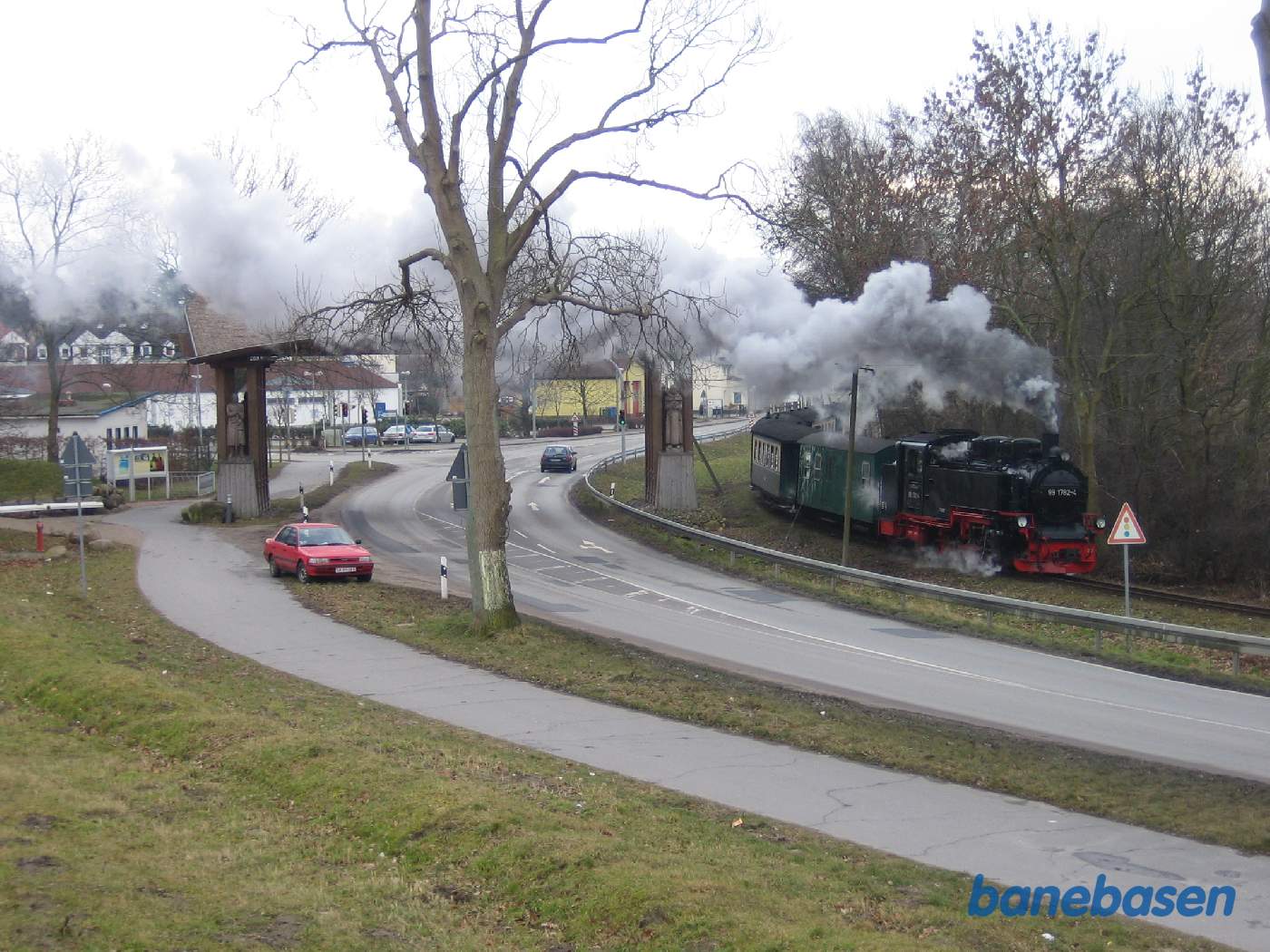 Damptoget på vej ud af Baabe i retning mod Putbus. Lige efter stationen passerer toget "byporten".