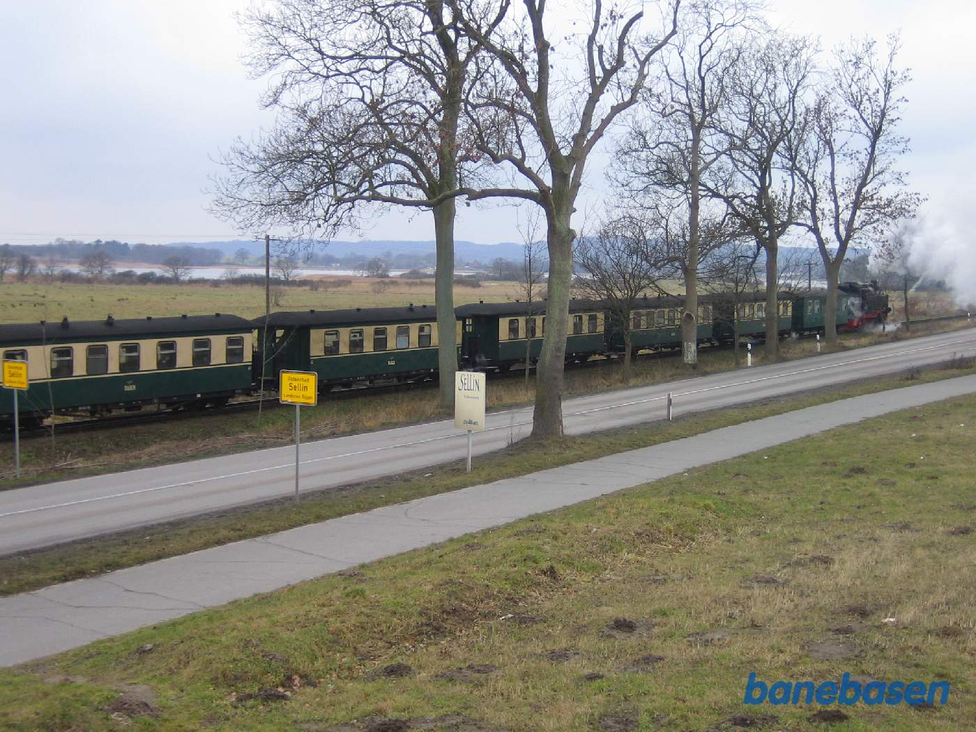 Damptoget på vej ind mod Sellin Ost