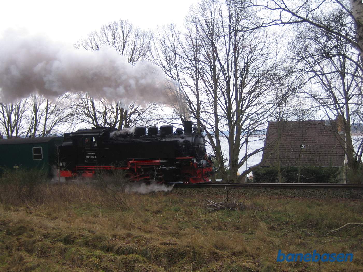 I udkanten af Sellin kører toget oppe over landevejen og Sellin søen i baggrunden