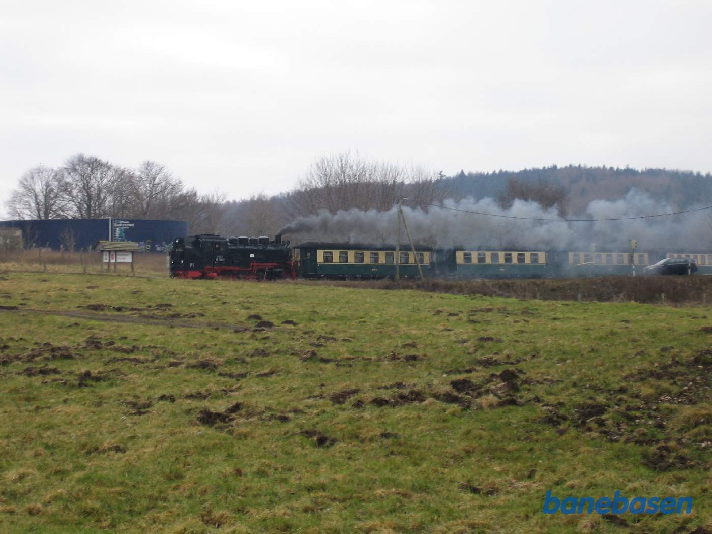 Damptoget krydser vejen lige før Serams trinbrættet