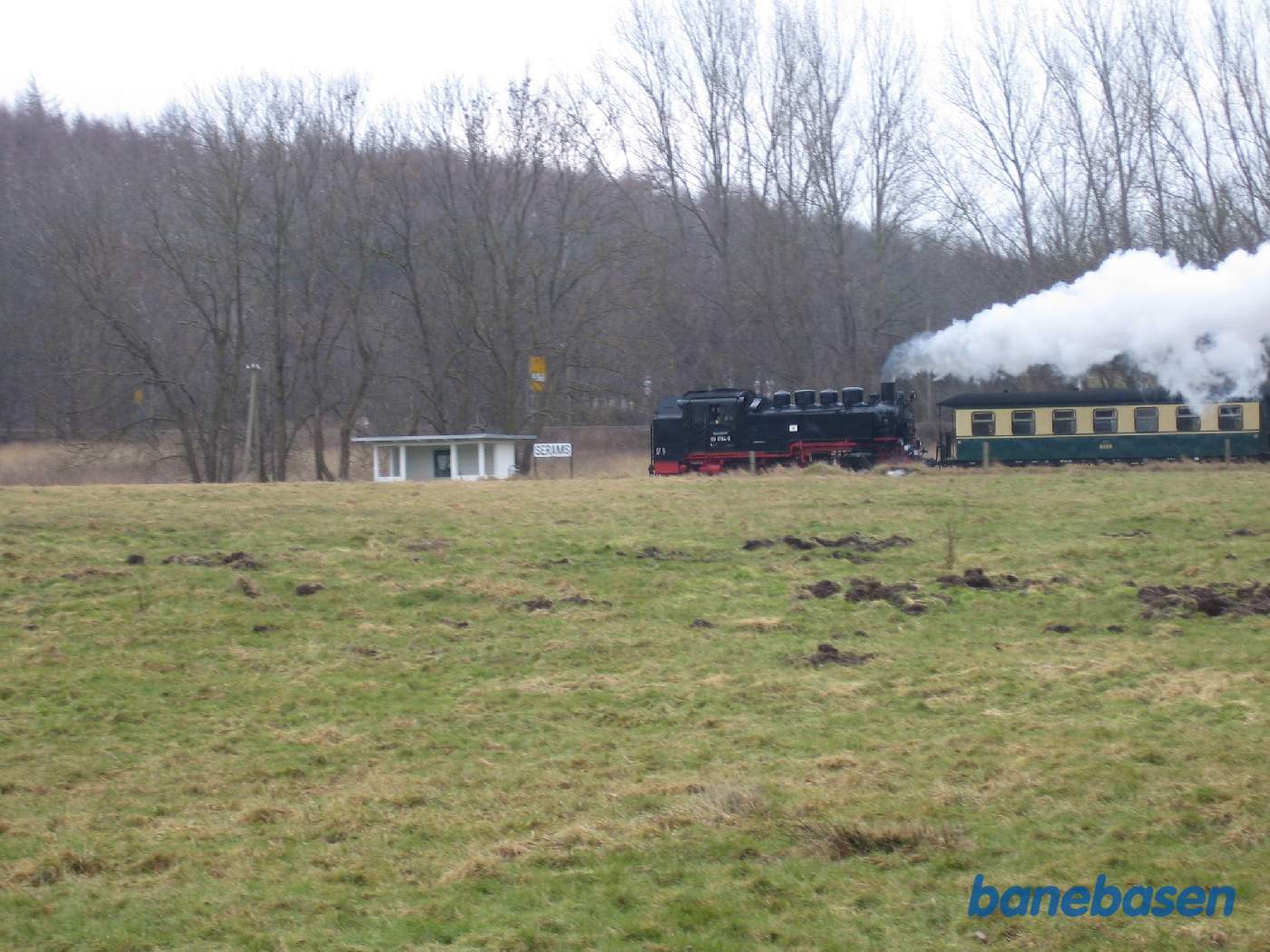Damptoget passerer trinbrættet