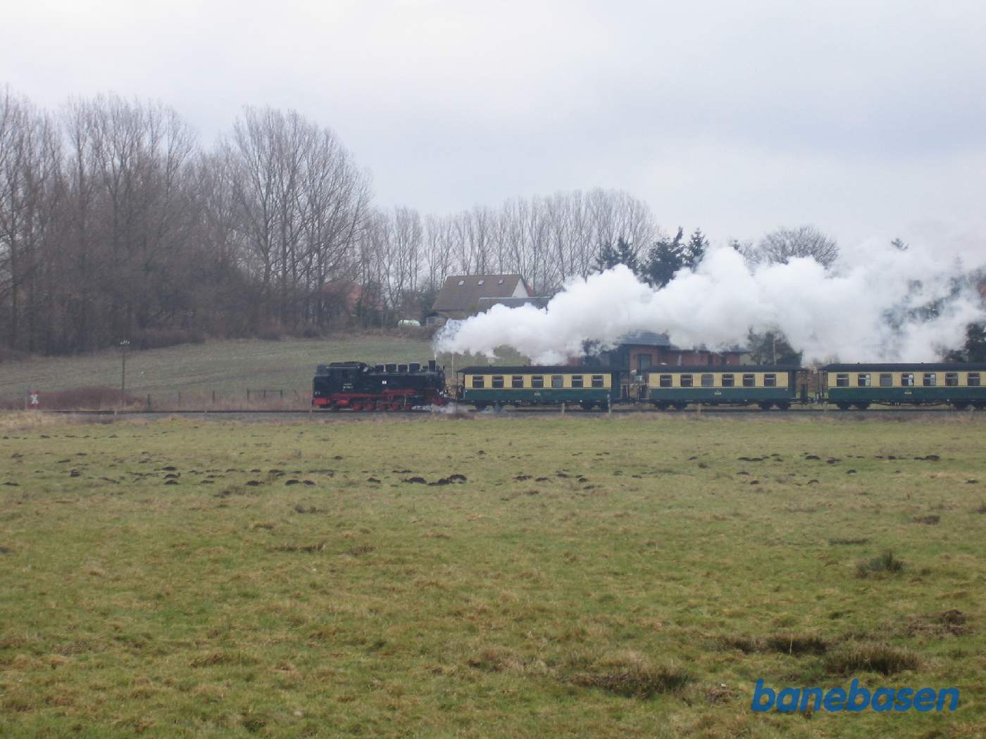 Efter trinbrættet fortsætter toget ud over markerne i retning mod Binz