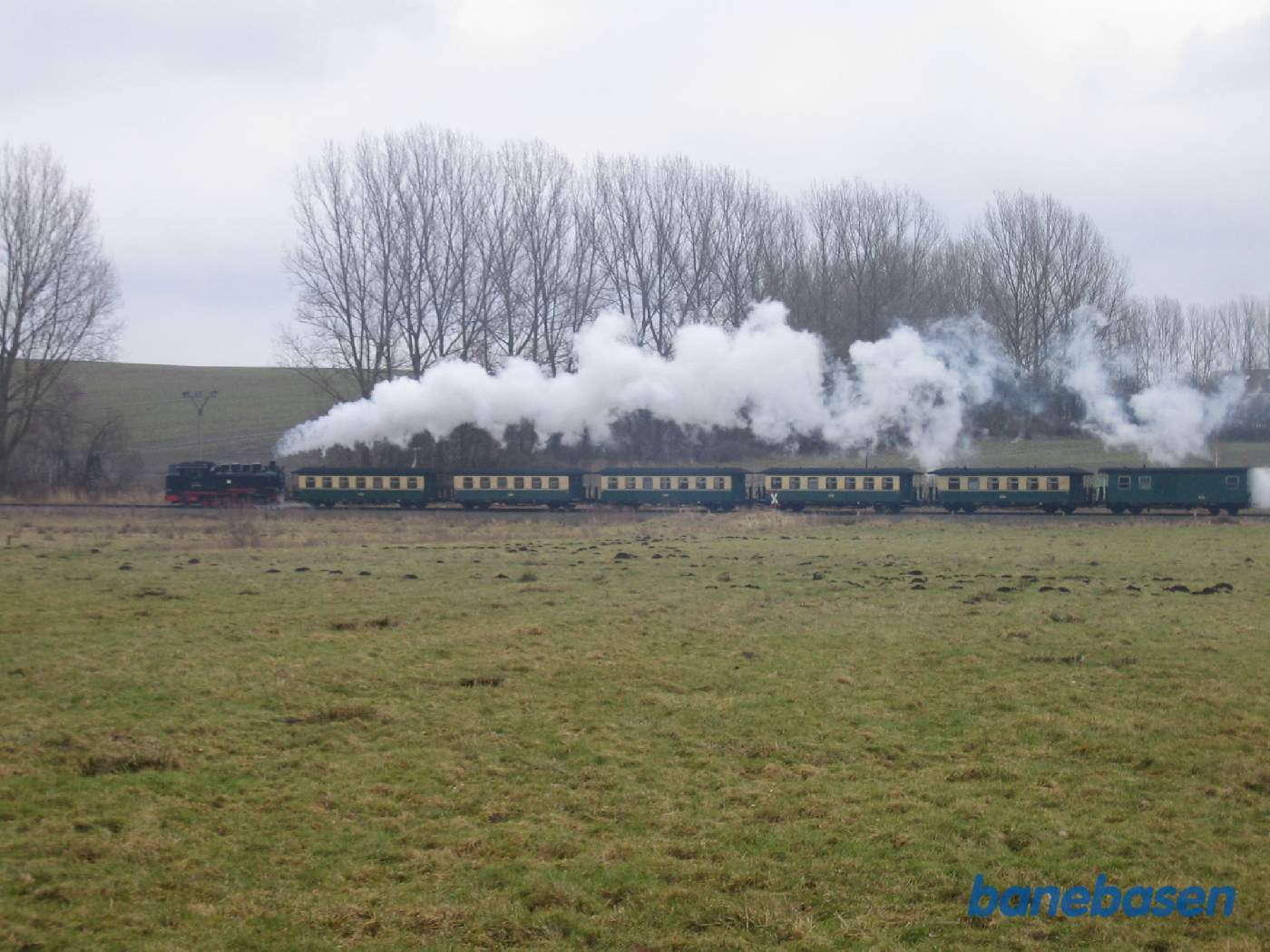 Efter trinbrættet fortsætter toget ud over markerne i retning mod Binz