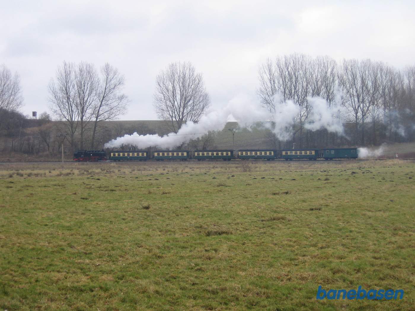 Efter trinbrættet fortsætter toget ud over markerne i retning mod Binz