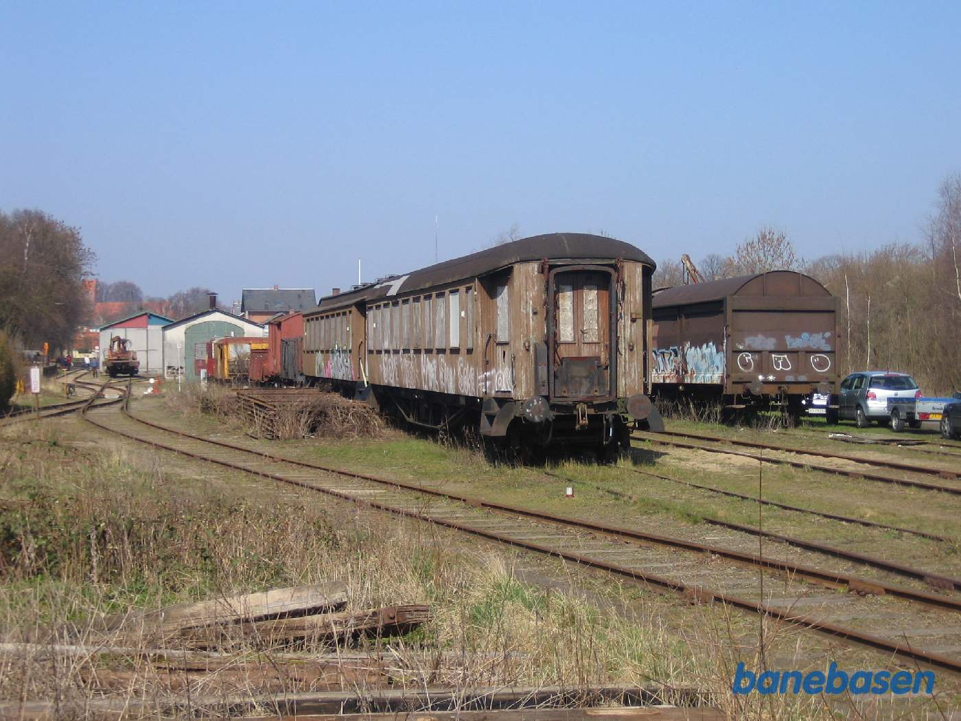 Et vue ud over stationsområdet med de 2 norske vogne
