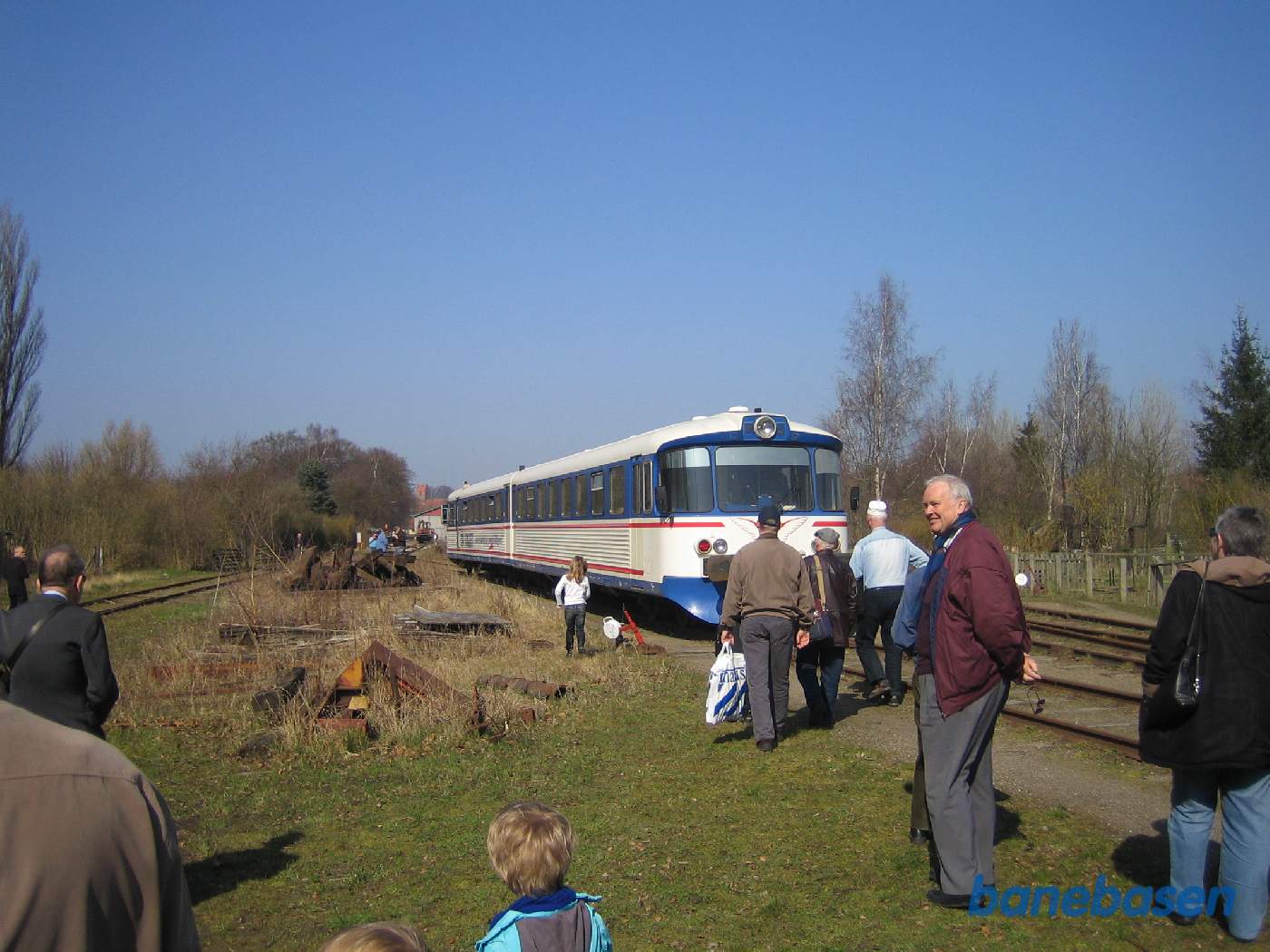 Et Y-tog triller langsomt forbi remisen mens gæsterne ser på