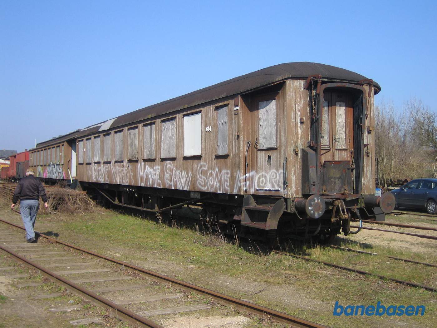 En af de norske personvogne med knuste vinduer efter gentagne gange hærværk udført af lokale børn En af de norske personvogne med knuste vinduer efter gentagne gange hærværk udført af lokale børn