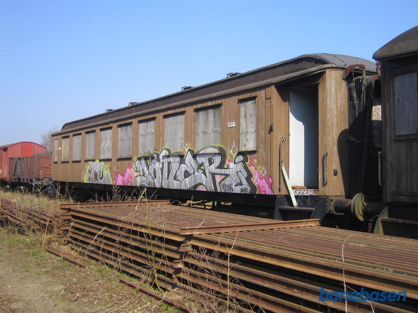 En af de norske personvogne med knuste vinduer efter gentagne gange hærværk udført af lokale børn