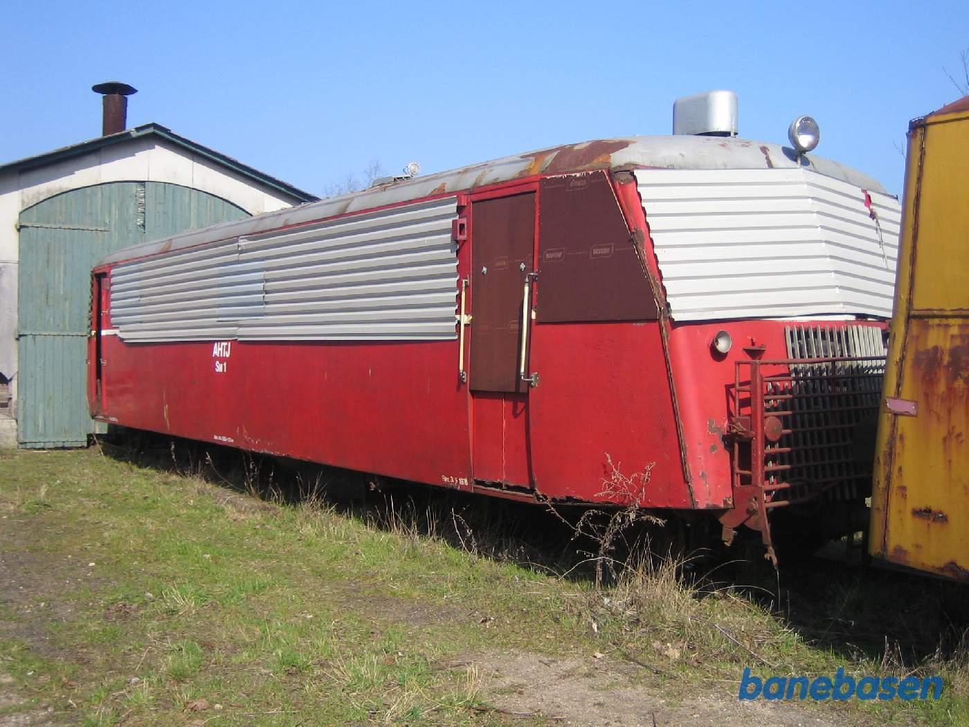 Rød skinnebus med tildækkede ruder efter hærværk Rød skinnebus med tildækkede ruder efter hærværk