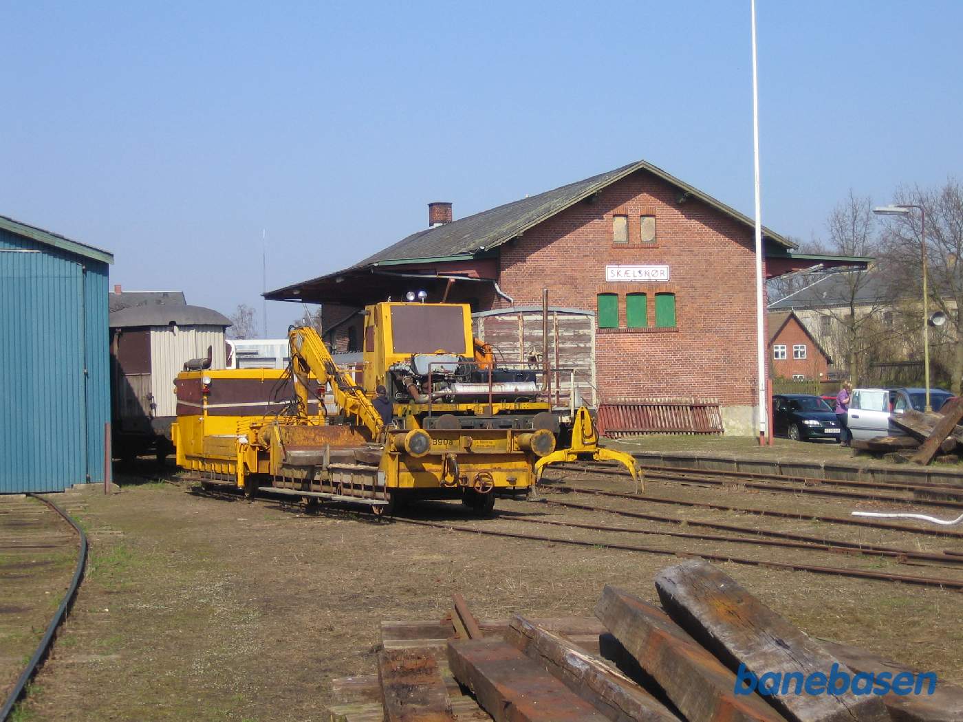 2 gule troljer med tildækkede ruder efter hærværk