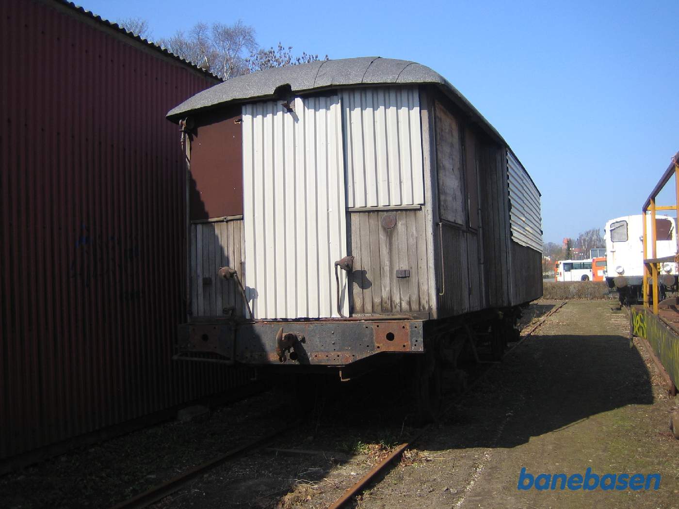 En Triangelmotorvogn med tildækkede ruder efter hærværk En Triangelmotorvogn med tildækkede ruder efter hærværk