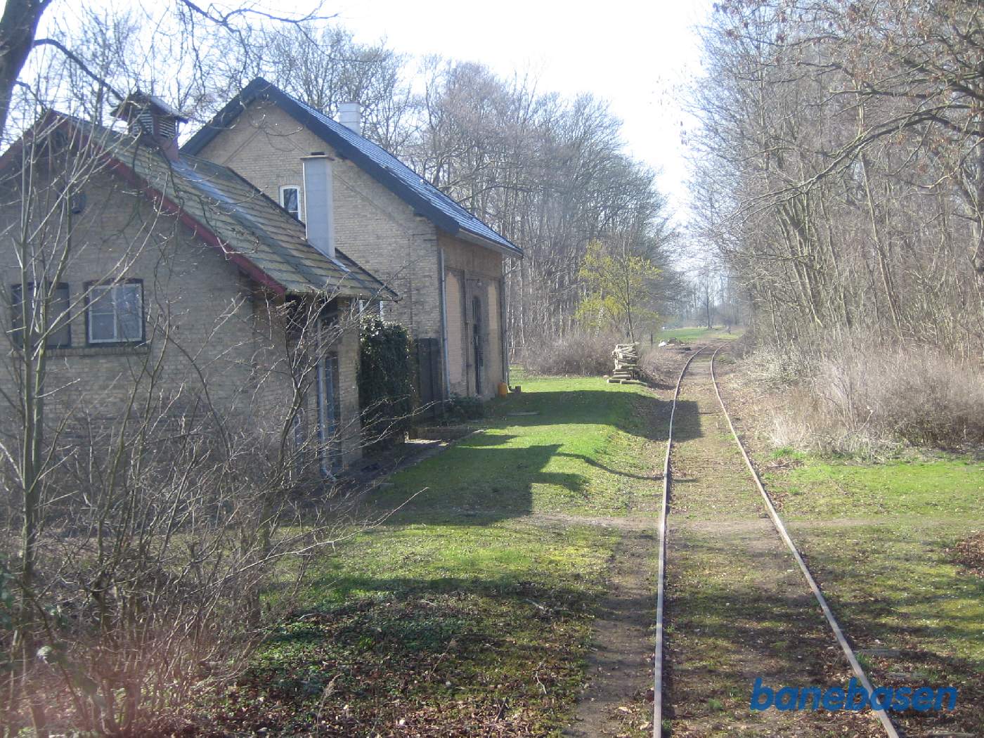 Stationsbygningen inde til venstre Stationsbygningen inde til venstre