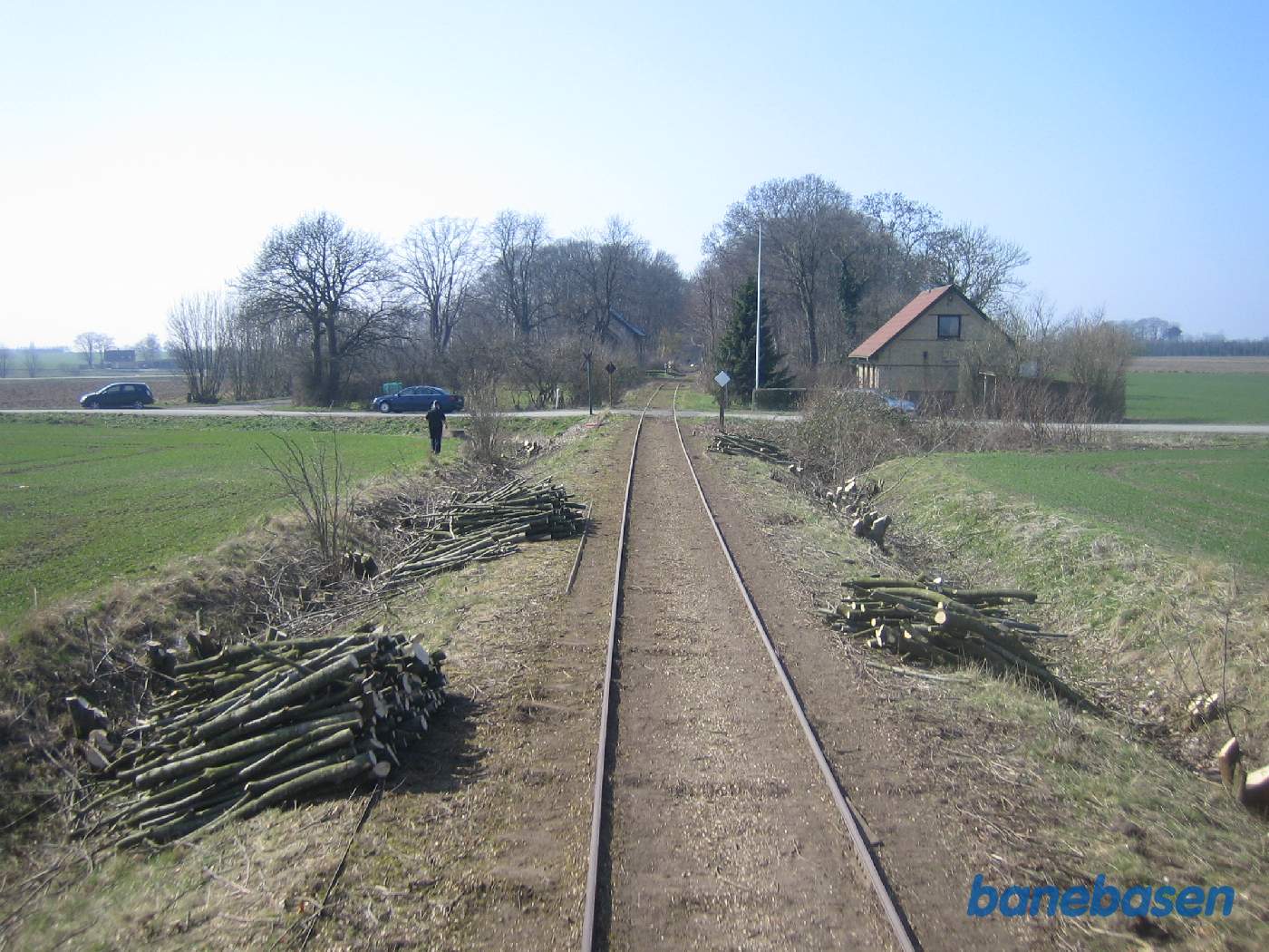 Vi har lige passeret stationsbygningen der stadig ses inde bag træerne til venstre