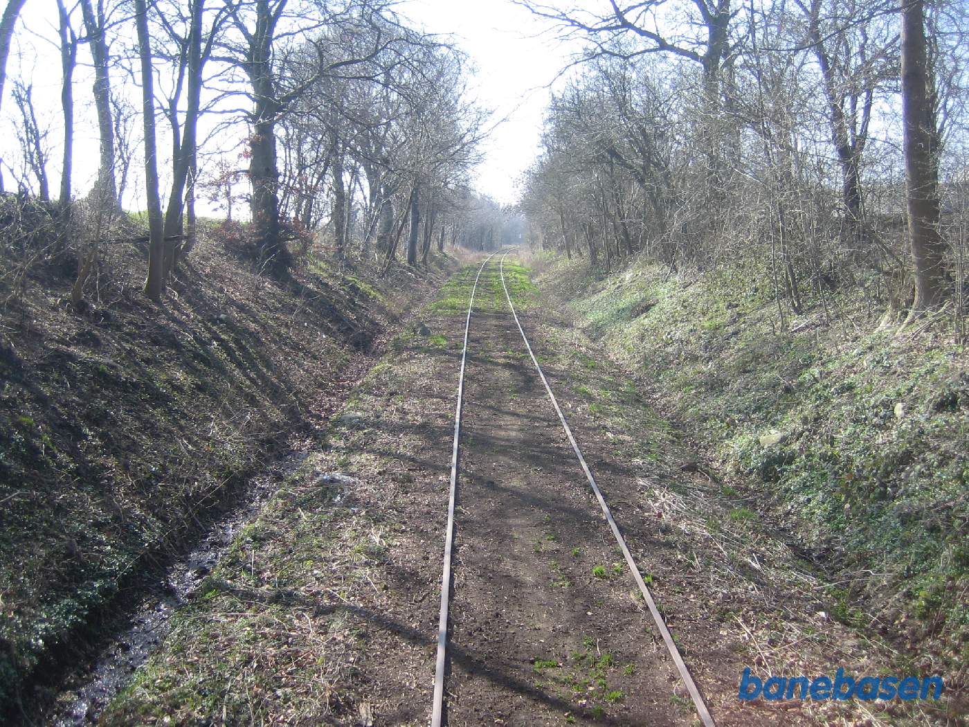 Lige før Sønder Bjerge går banen ned mod stationen i en flot afgravning, set ud af bagruden