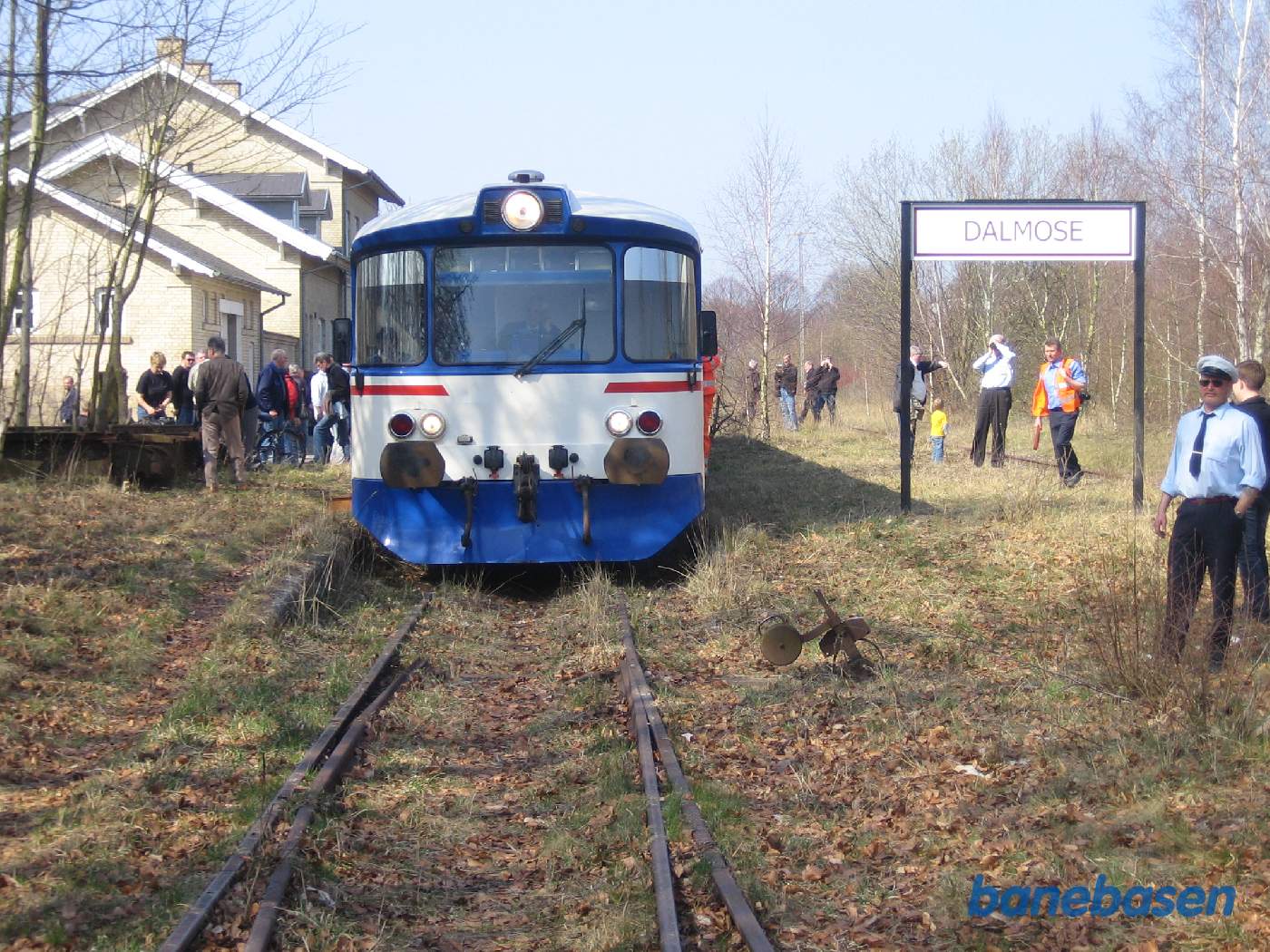 Y-toget set forfra med turdeltagerne på begge sider Y-toget set forfra med turdeltagerne på begge sider