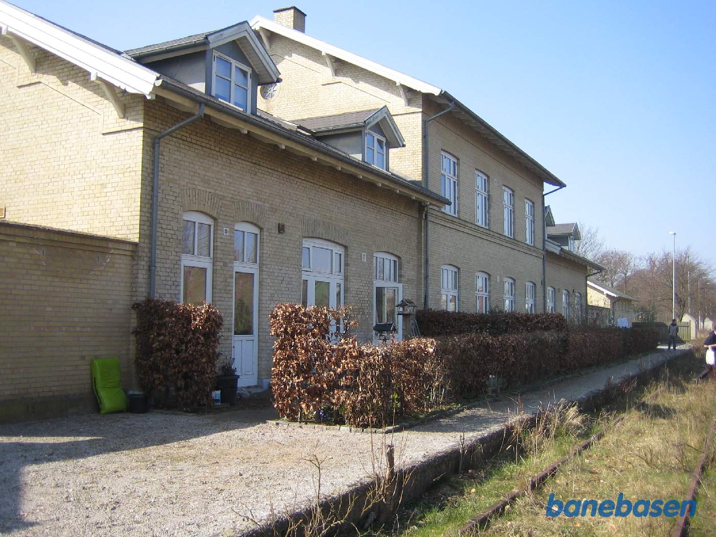 Stationsbygningen der nu er med flere lejligheder, set fra banen