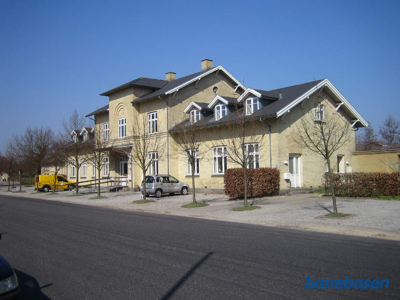 Stationsbygningen set fra vejen