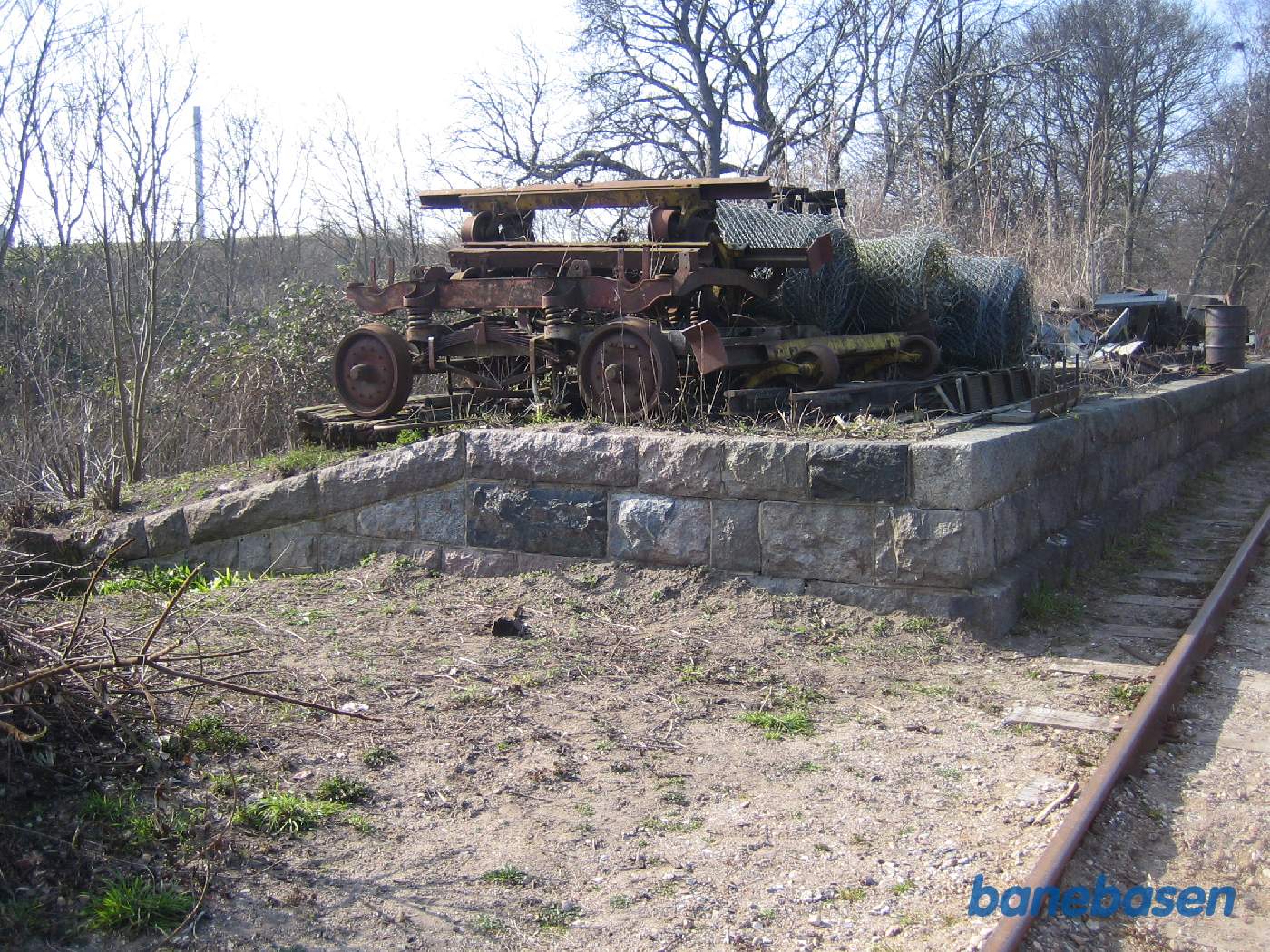 Skinnebus bogie og deployer stablet ved siderampen