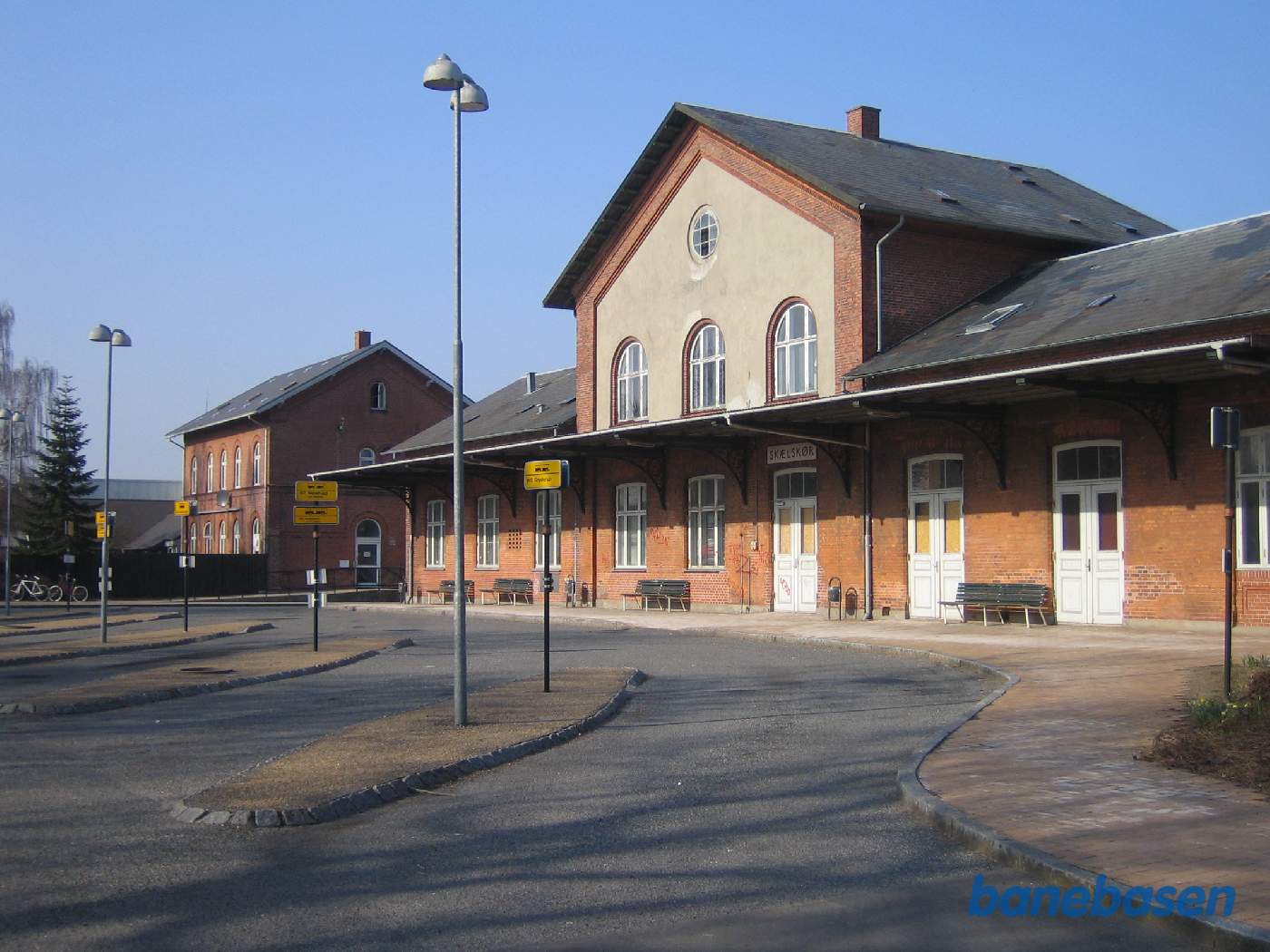 Stationsbygningen set fra banesiden, der nu er busholdeplads